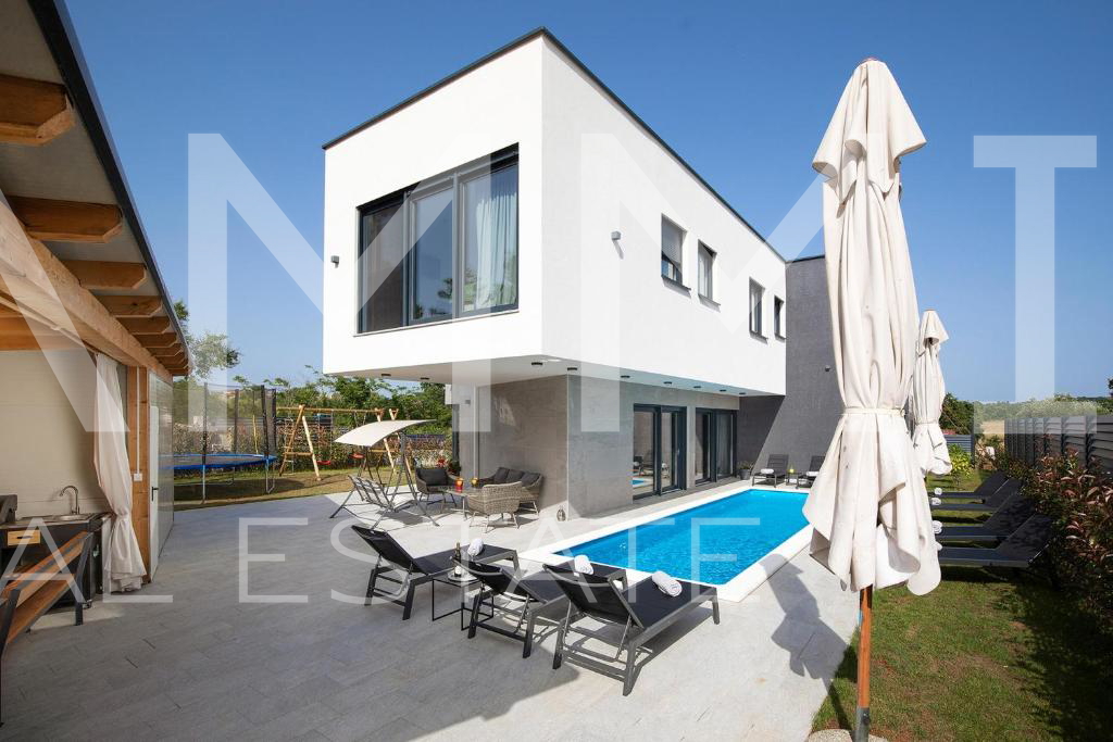 Luxury villa with a swimming pool in Medulin