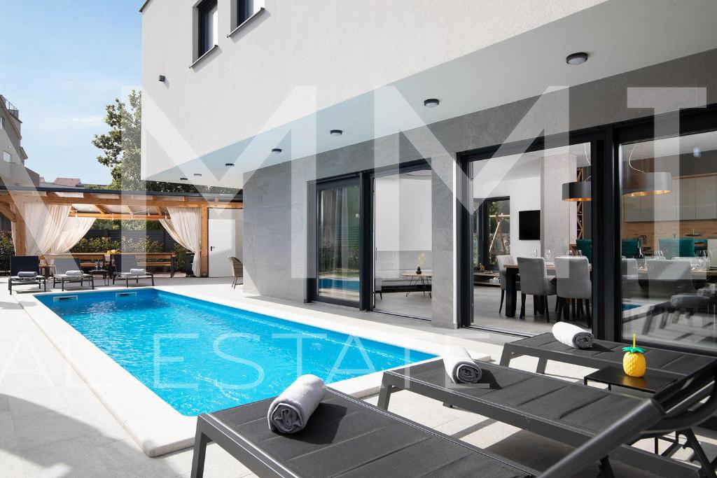 Luxury villa with a swimming pool in Medulin