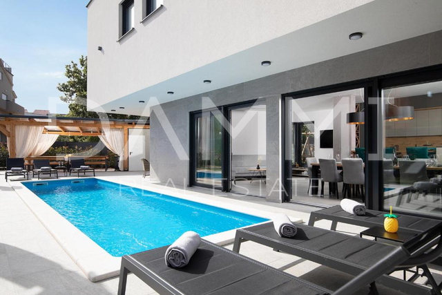Luxury villa with a swimming pool in Medulin