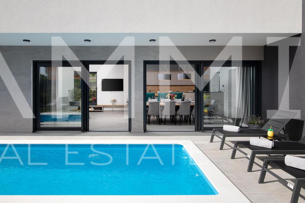 Luxury villa with a swimming pool in Medulin