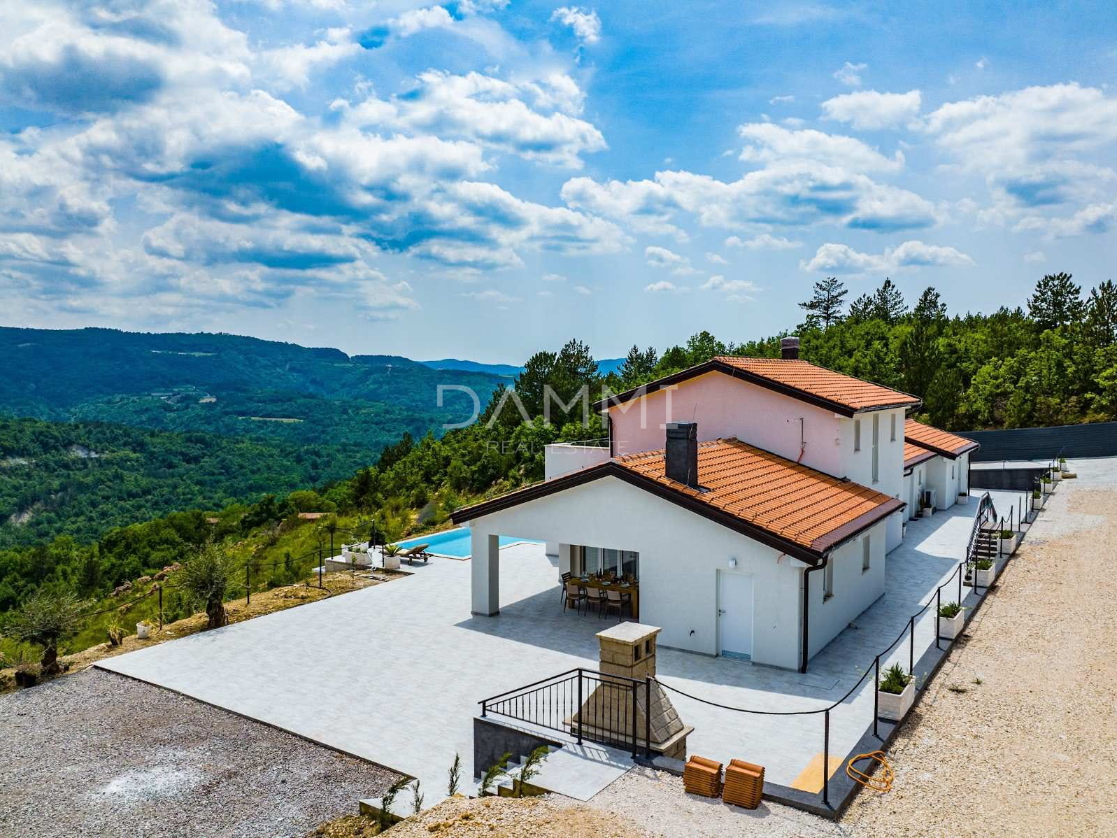 ISTRIEN, DRAGUĆ - ATTRAKTIVE VILLA IN SEKUNDÄRBLICK MIT UNBERÜHRTER NATURBLICK