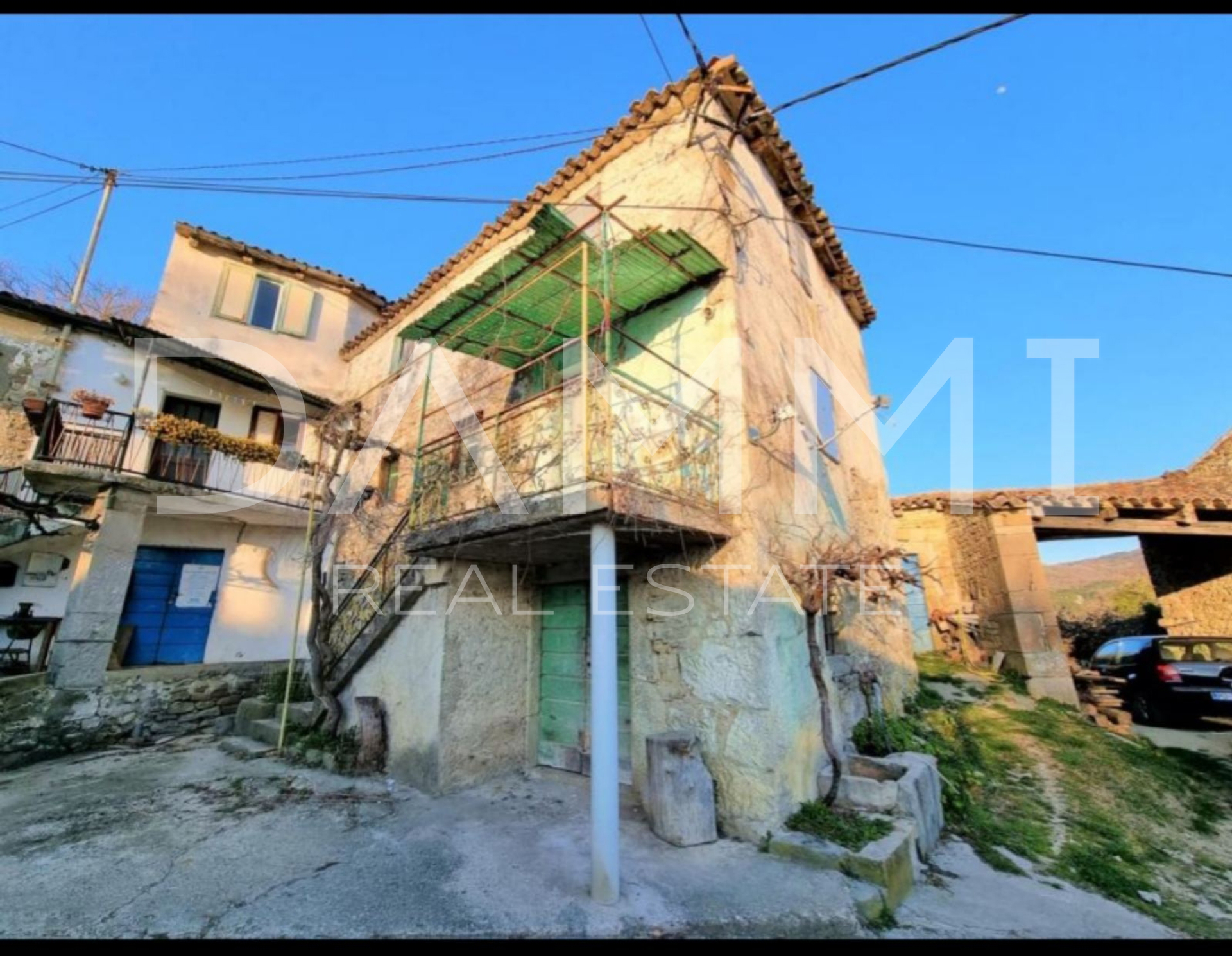 ISTRA, DRAGUĆ - ZWEI STEINHÄUSER ZUR ANPASSUNG