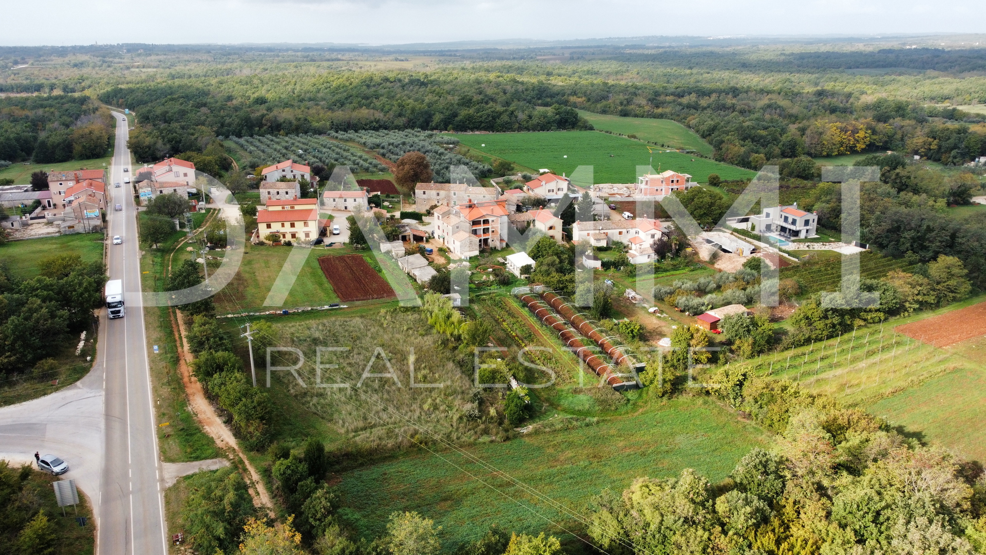 ISTRIA, VIŠNJAN - BUILDING LAND IN A GREAT LOCATION