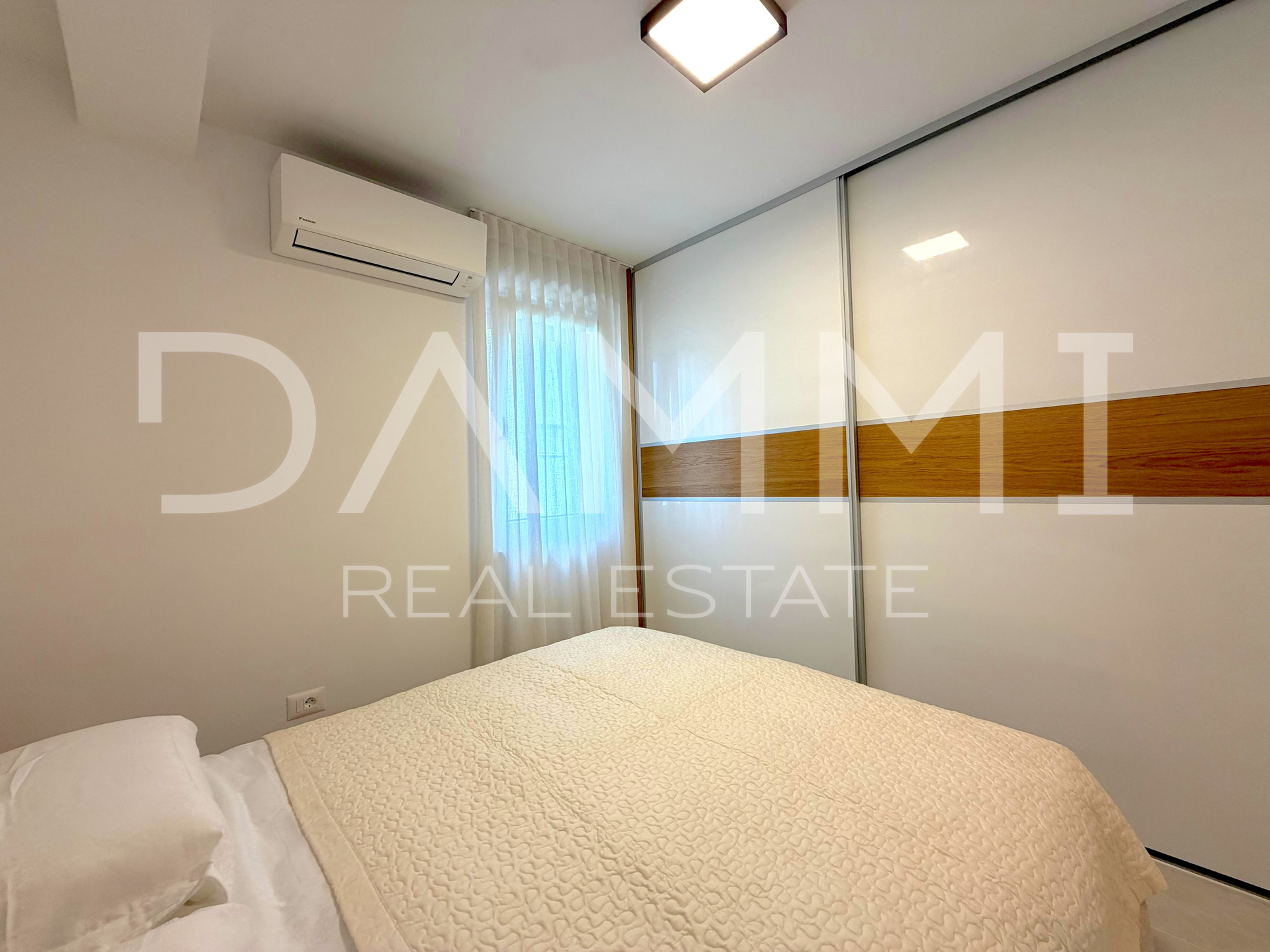 ISTRA&comma; PORE&Ccaron; - KOMPLETNO URE&Dstrok;EN DVOSOBAN STAN U BLIZINI MORA