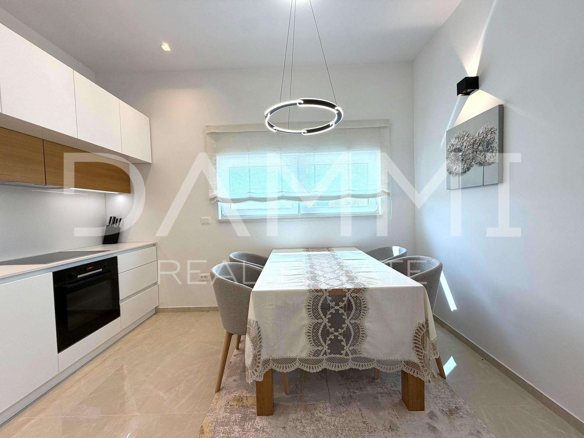 ISTRA&comma; PORE&Ccaron; - KOMPLETNO URE&Dstrok;EN DVOSOBAN STAN U BLIZINI MORA