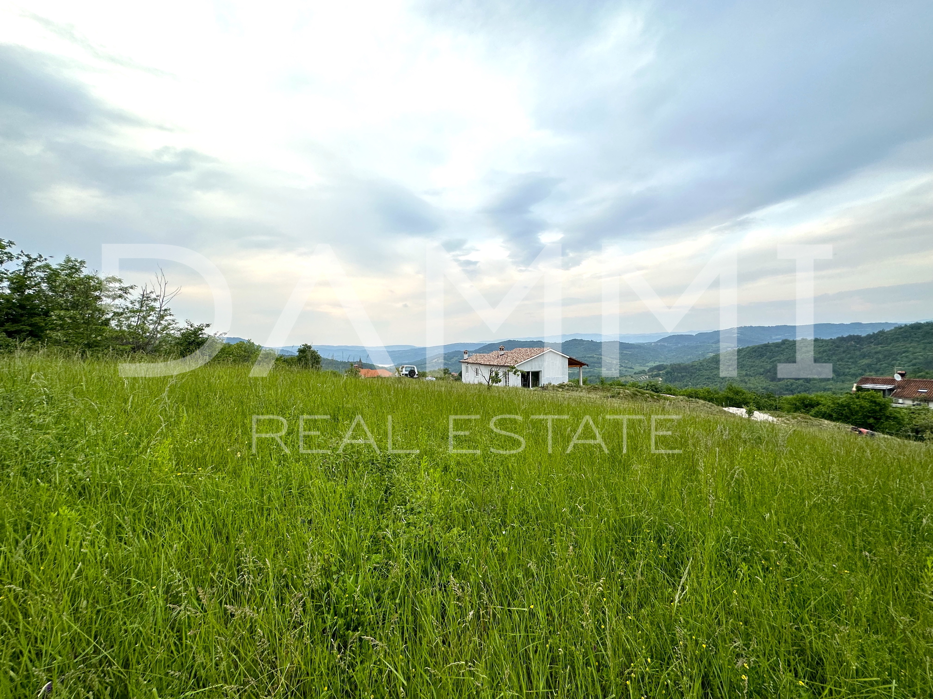 ZENTRALISTRIEN - Wunderschönes Baugrundstück mit Blick auf Butoniga