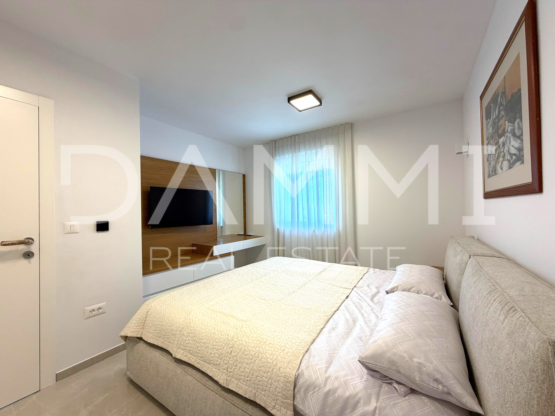 ISTRA&comma; PORE&Ccaron; - KOMPLETNO URE&Dstrok;EN DVOSOBAN STAN U BLIZINI MORA