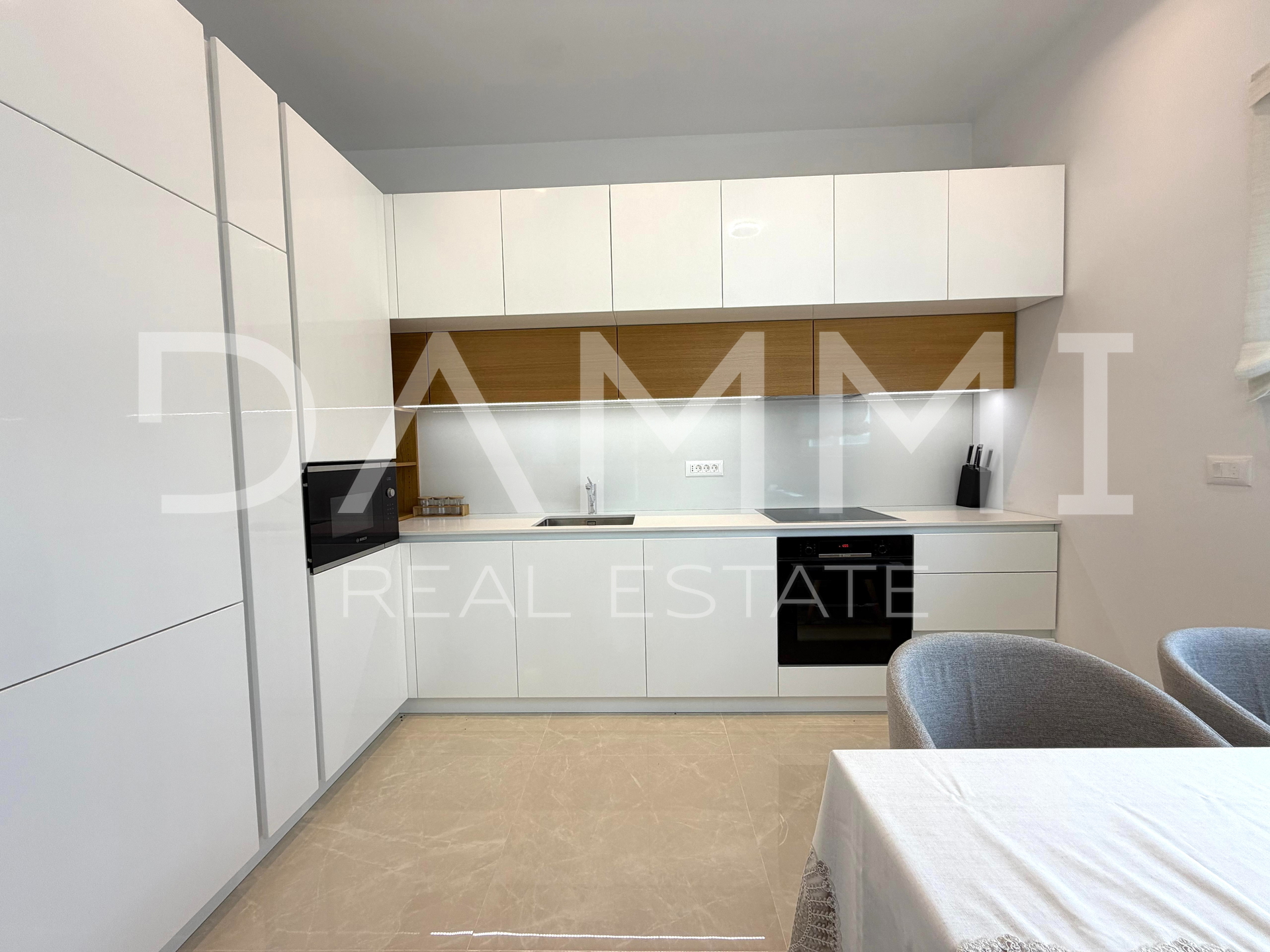 ISTRA&comma; PORE&Ccaron; - KOMPLETNO URE&Dstrok;EN DVOSOBAN STAN U BLIZINI MORA