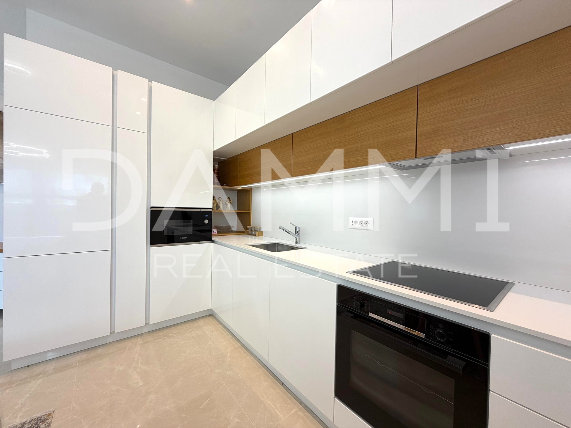 ISTRA&comma; PORE&Ccaron; - KOMPLETNO URE&Dstrok;EN DVOSOBAN STAN U BLIZINI MORA