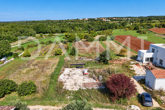 ISTRA, KANFANAR - Građevinsko zemljište s građevinskom dozvolom 1080m2