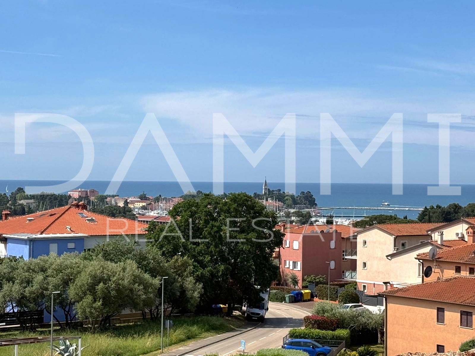 ISTRA&comma; NOVIGRAD - ODLI&Ccaron;AN DVOSOBAN STAN S POGLEDOM NA MORE