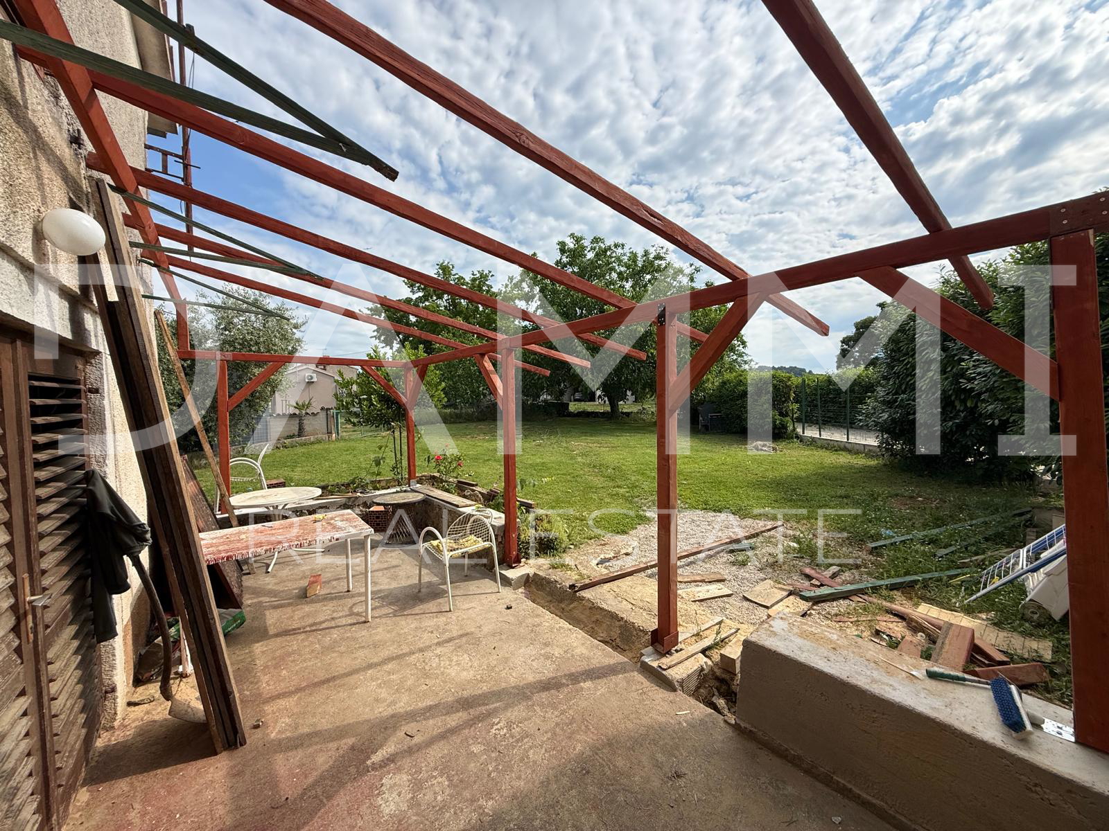ISTRA&comma; PORE&Ccaron; - Mala kamena ku&cacute;a s vrtom na mirnoj lokaciji