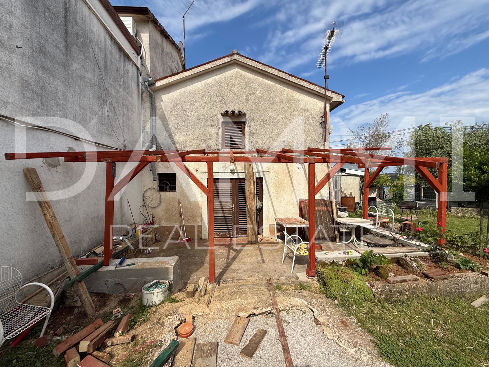 ISTRA&comma; PORE&Ccaron; - Mala kamena ku&cacute;a s vrtom na mirnoj lokaciji