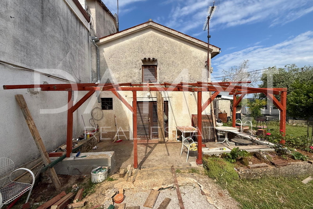 ISTRA, POREČ - Piccola casa in pietra con giardino in posizione tranquilla
