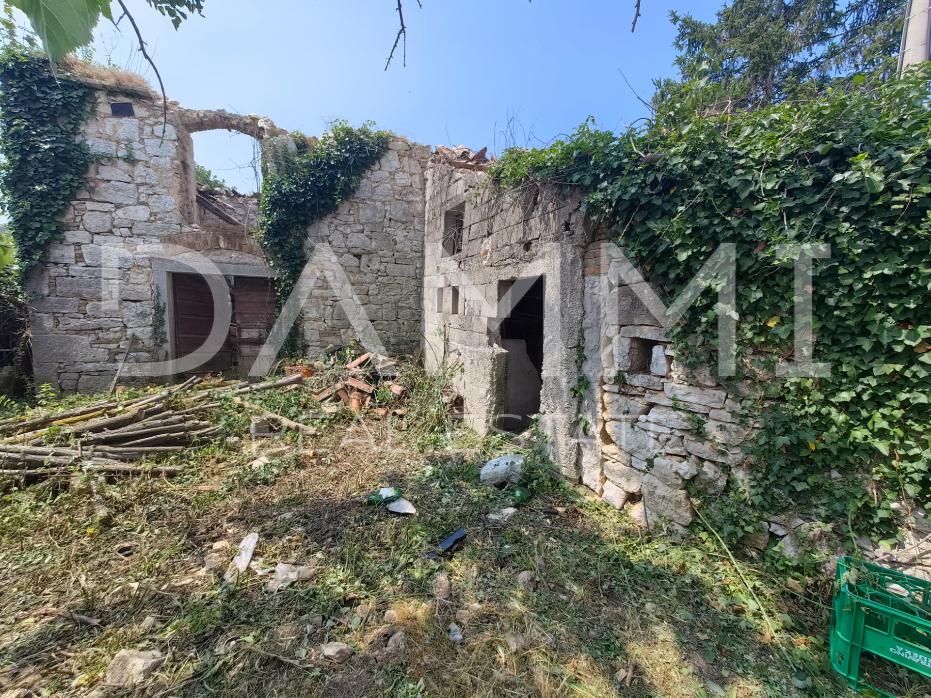 ISTRA&comma; PORE&Ccaron; - Stara kamena ku&cacute;a za kompletnu adaptaciju