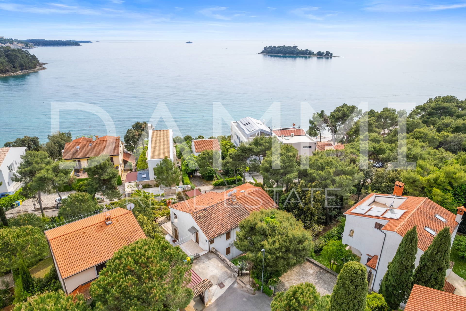 Rovinj&comma; ku&cacute;a do pla&zcaron;e  sa pogledom na more