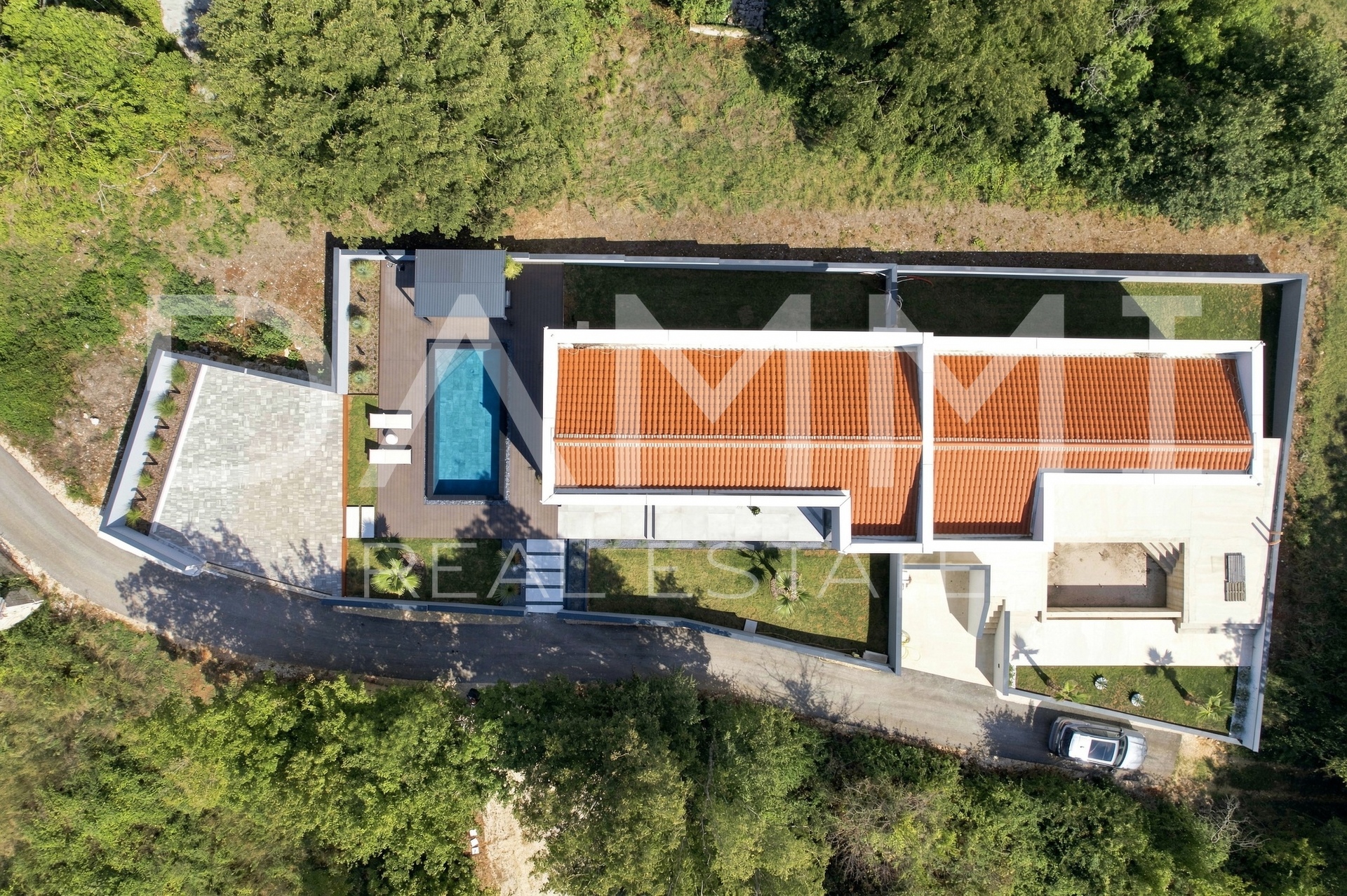 ISTRA&comma; BARBAN - Moderna dvojna ku&cacute;a s jedinstvenim bazenom