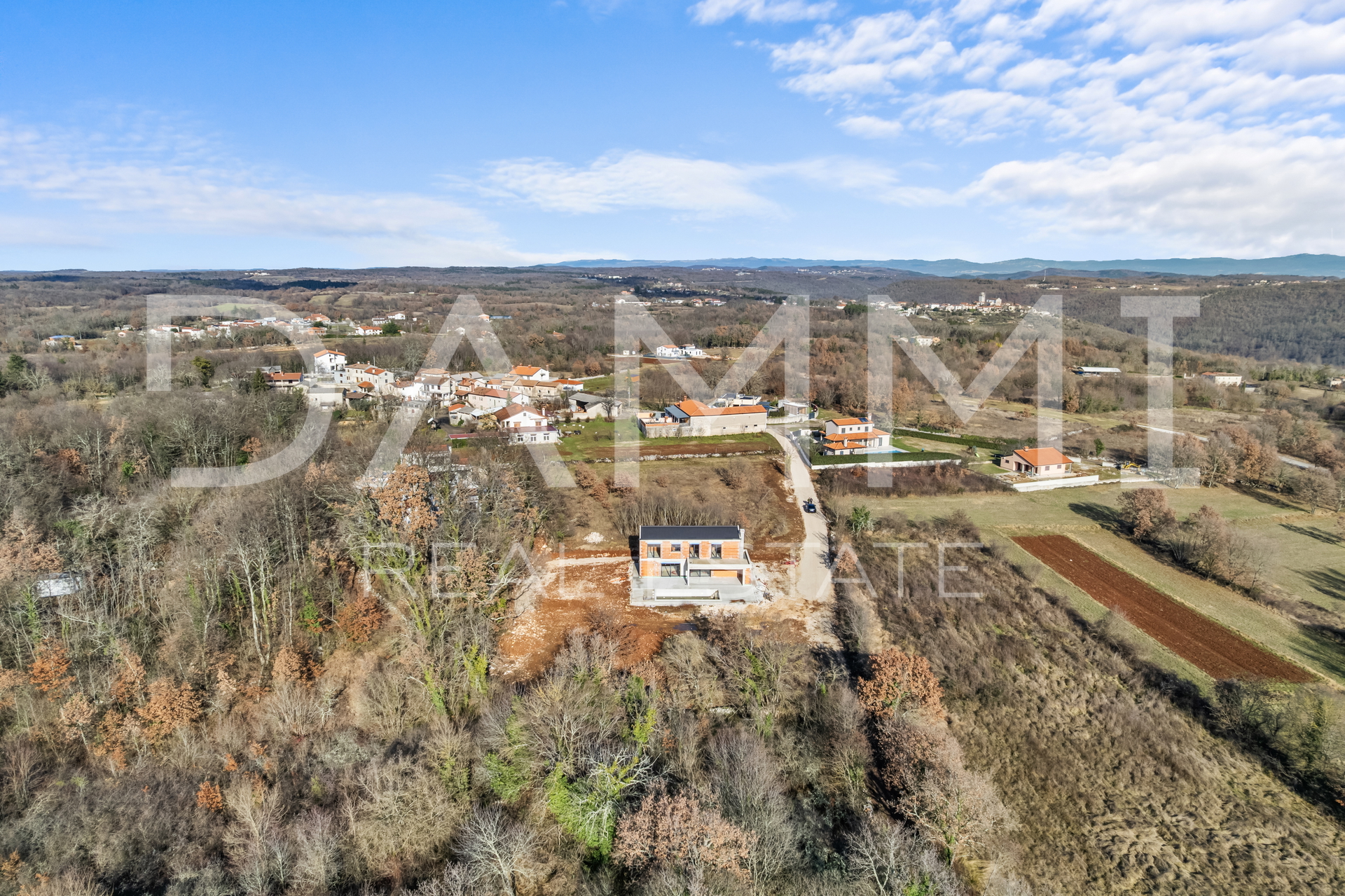 ISTRA&comma; TINJAN - Ku&cacute;a s bazenom na osamini i lijepim pogledom