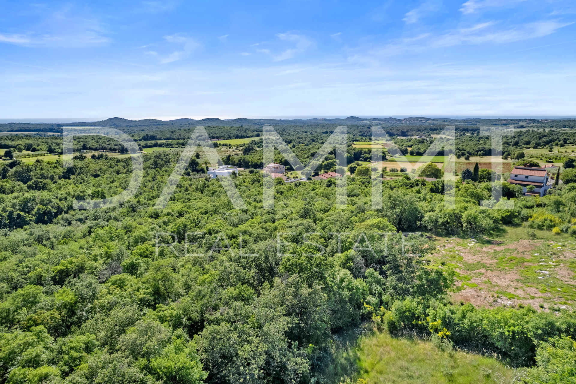 ISTRA&comma; PORE&Ccaron; - GRA&Dstrok;EVINSKO ZEMLJI&Scaron;TE S POGLEDOM 7 KM OD MORA