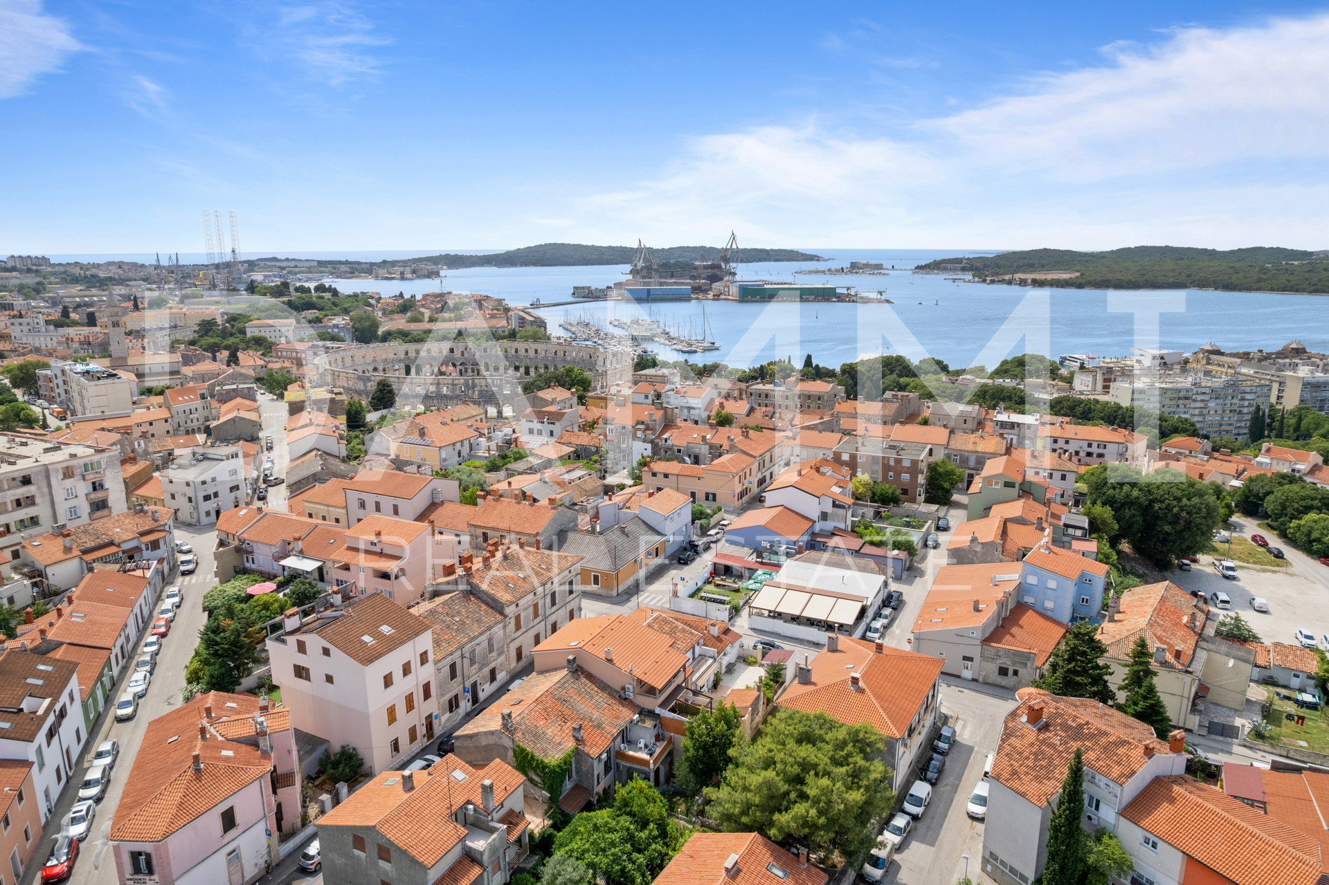 ISTRA&comma; PULA - House with 3 apartments in the city center near the Arena