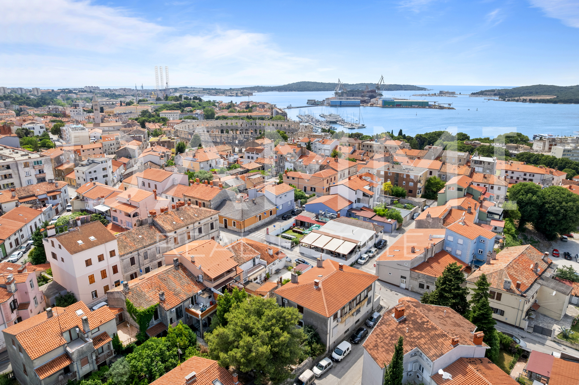 ISTRA&comma; PULA - House with 3 apartments in the city center near the Arena