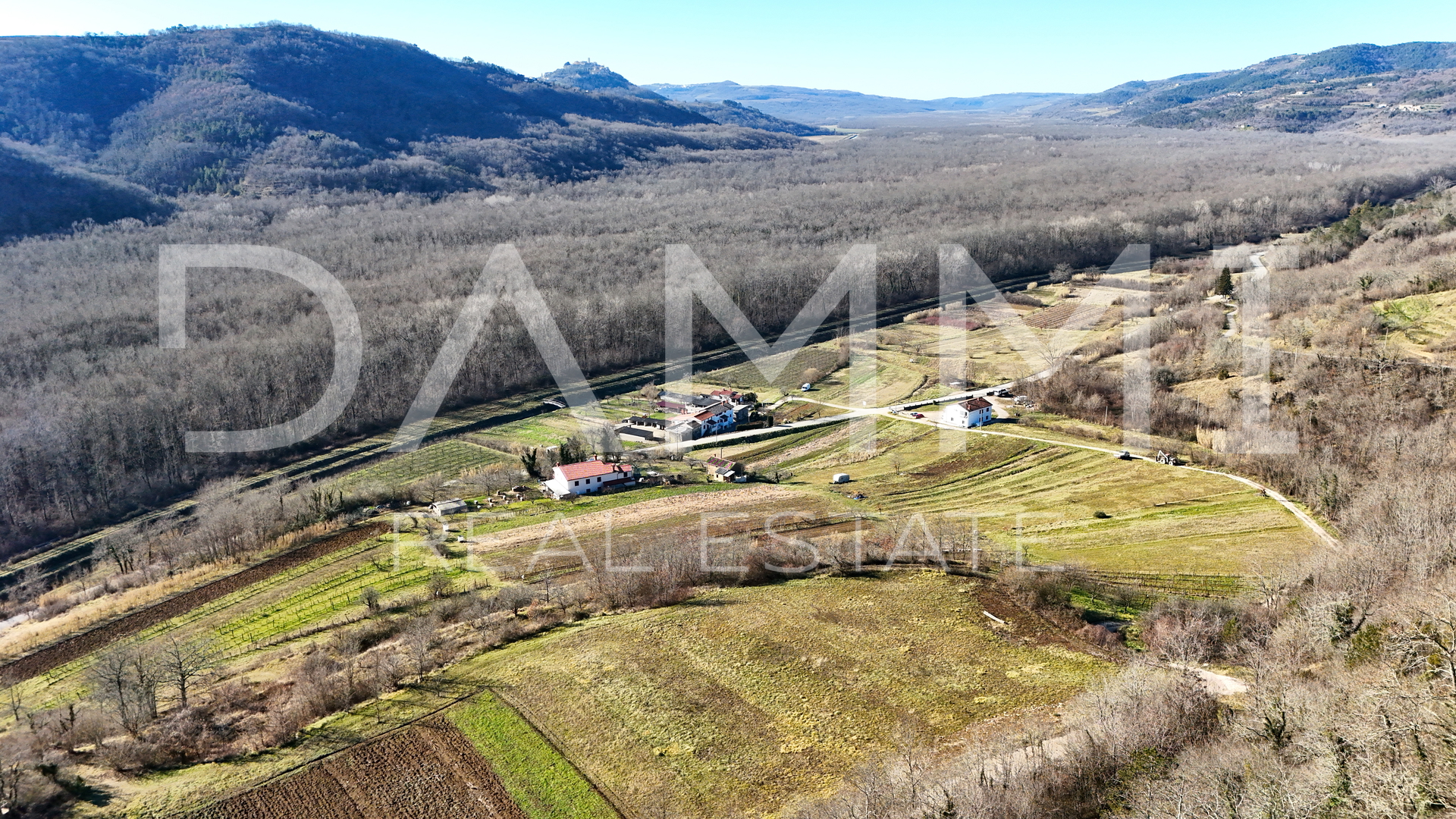 ISTRIA, MOTOVUN - Building land in solitude with a view of Motovun