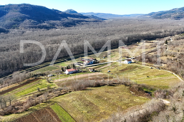 ISTRIA, MOTOVUN - Building land in solitude with a view of Motovun