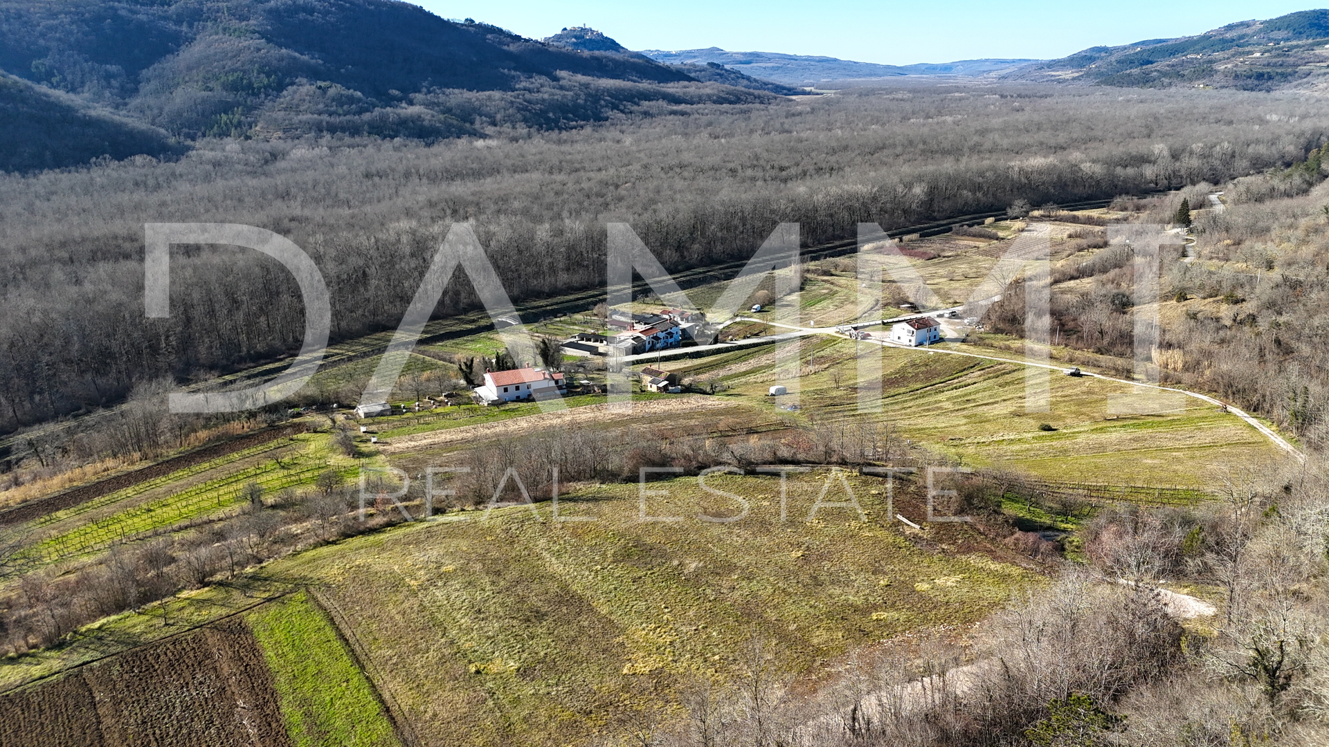 ISTRA, MOTOVUN - Građevinsko zemljište na osami s pogledom na Motovun