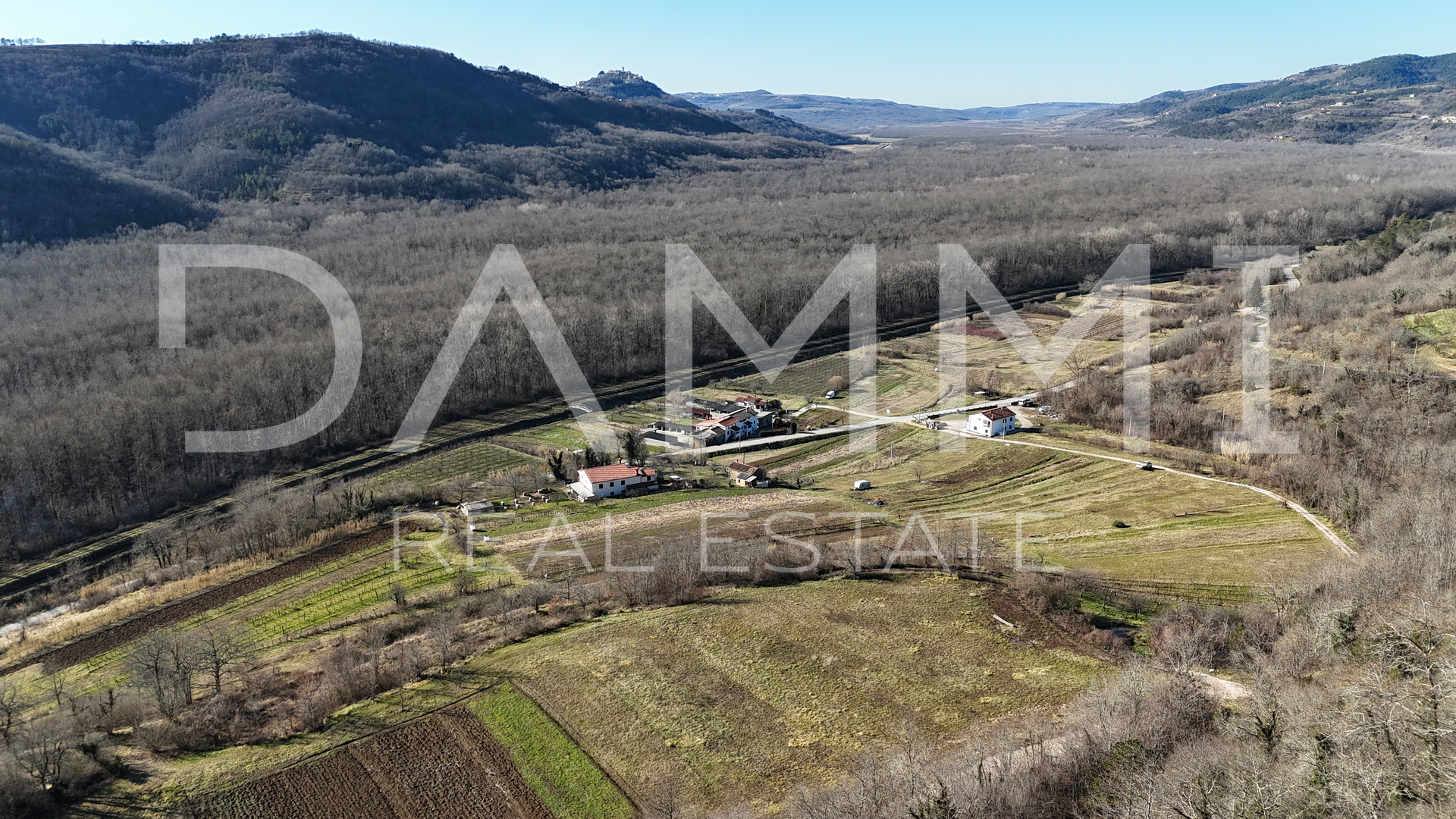 ISTRA, MOTOVUN - Građevinsko zemljište na osami s pogledom na Motovun