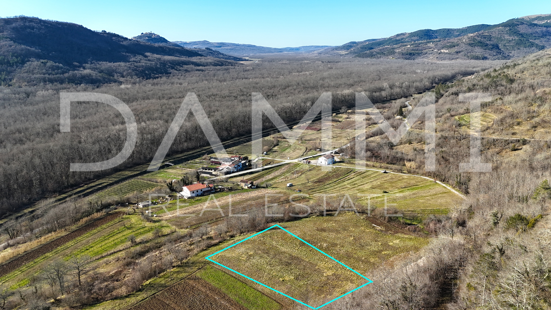 ISTRA, MOTOVUN - Građevinsko zemljište na osami s pogledom na Motovun