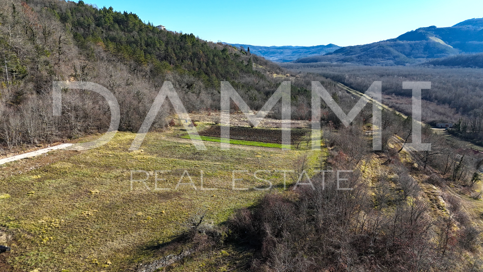 ISTRA, MOTOVUN - Građevinsko zemljište na osami s pogledom na Motovun