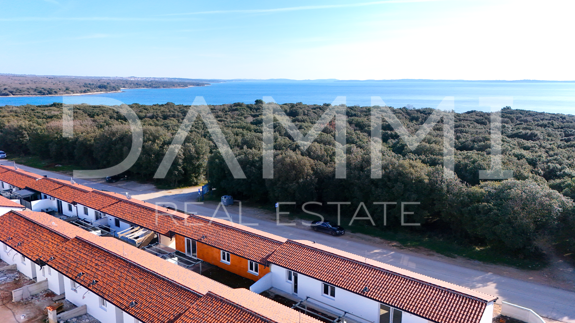 ISTRA, BARBARIGA - Reihenhaus in erster Reihe zum Meer NEUBAU