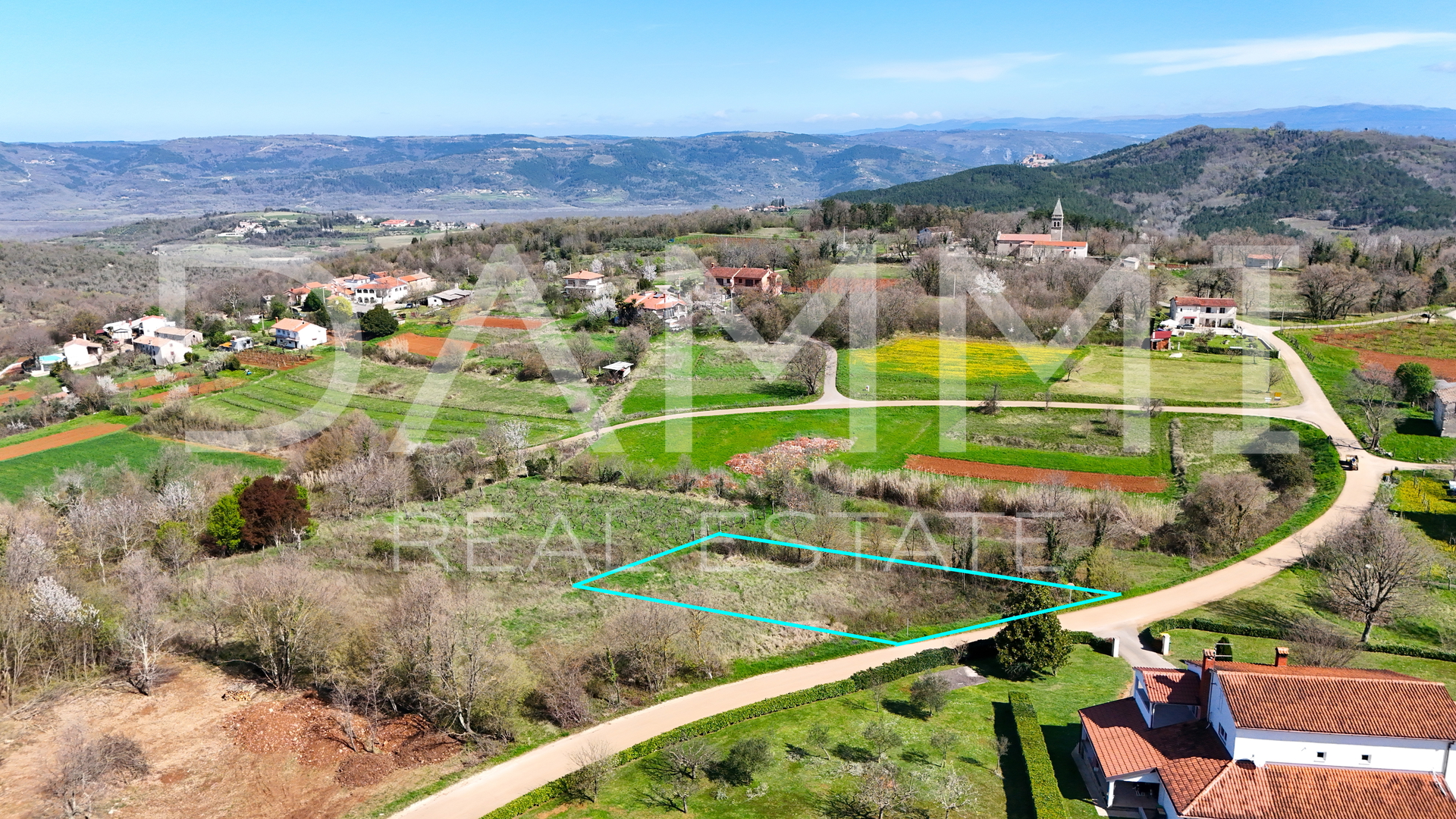 MOTOVUN, SURROUNDINGS - Building land 813 m2 with open view