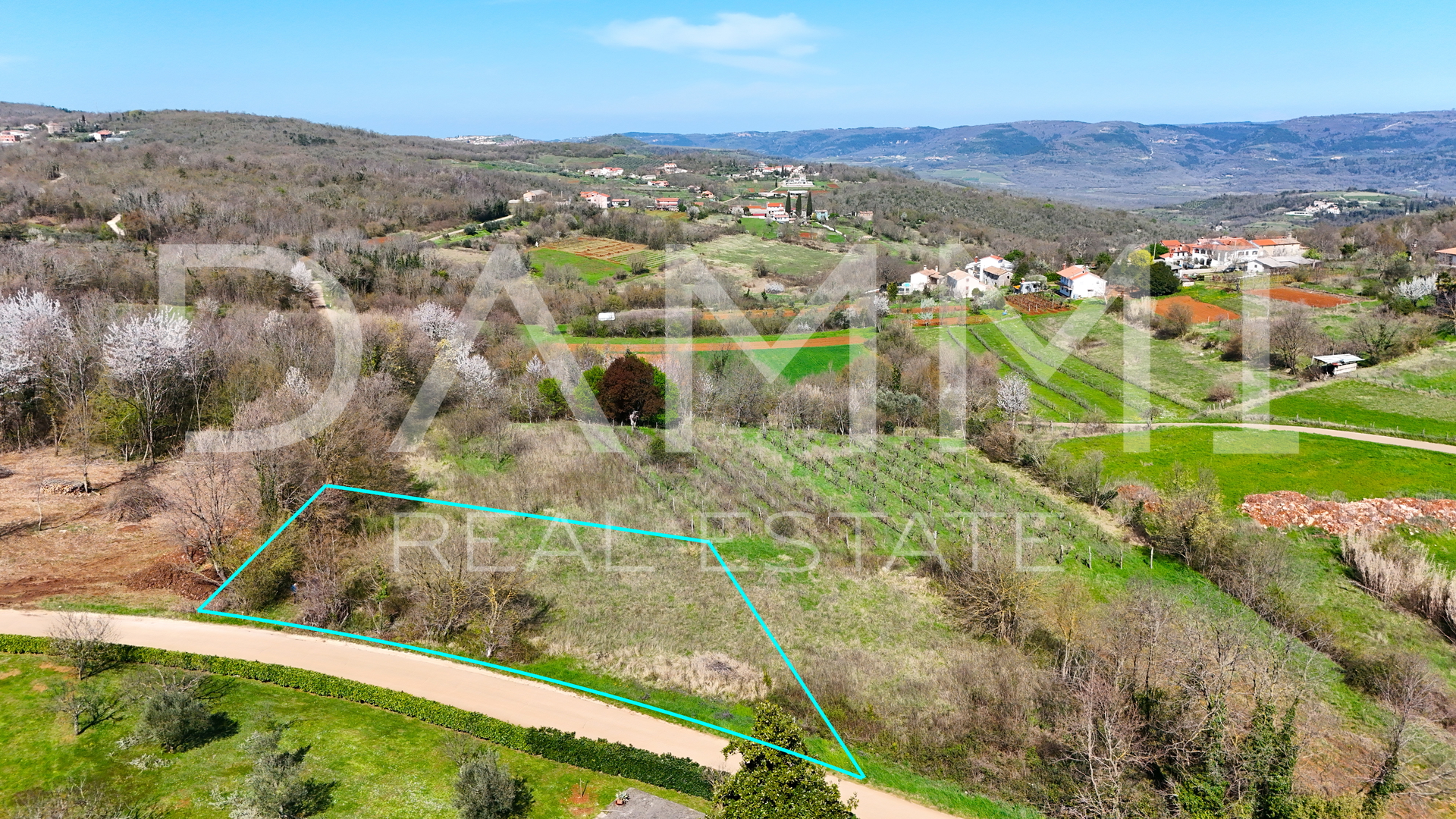 MOTOVUN, ZONA CIRCOSTANTE - Terreno edificabile di 815 m2 con vista aperta