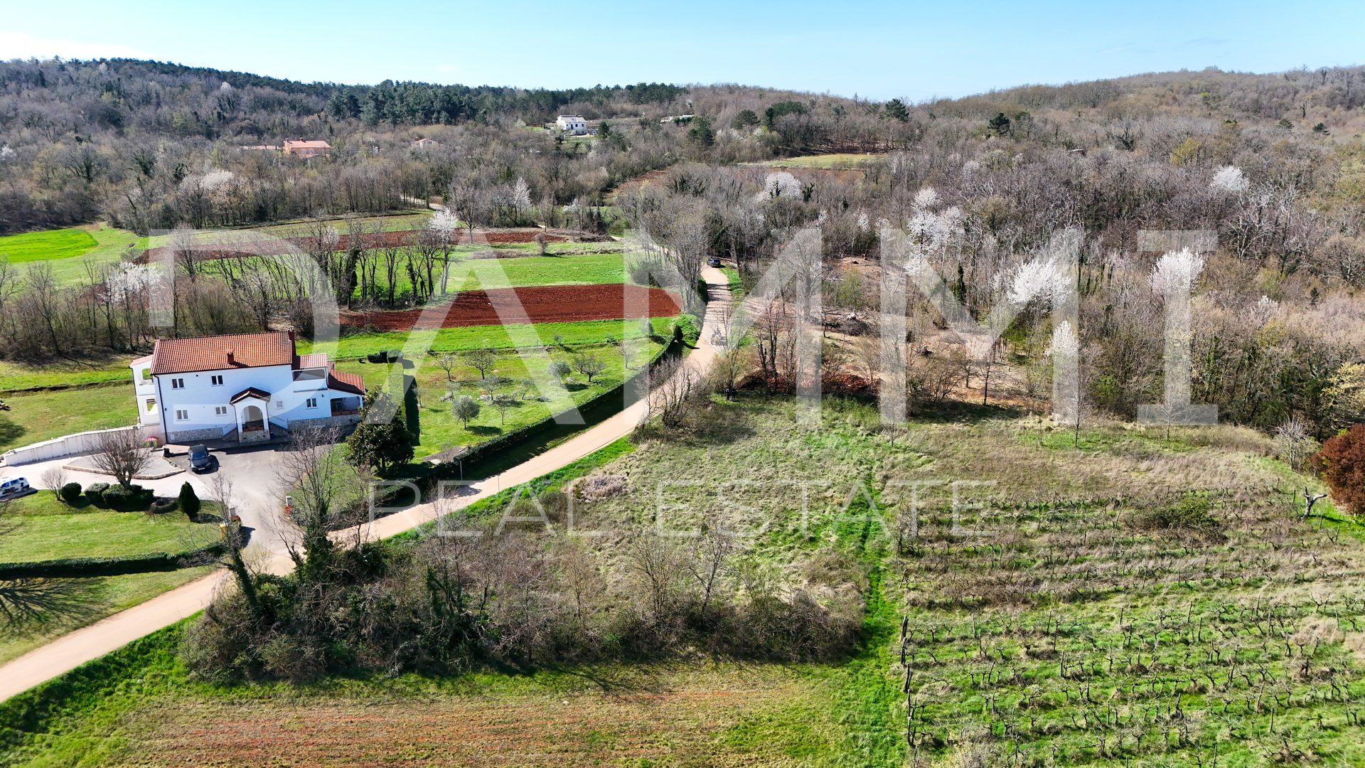 MOTOVUN, SURROUNDINGS - Building land 815 m2 with an open view