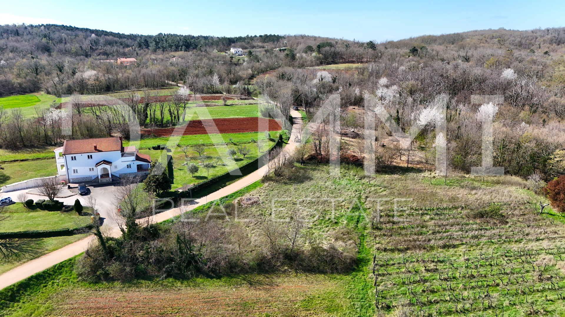 MOTOVUN, DINTORNI - Terreno edificabile di 813 m2 con vista aperta
