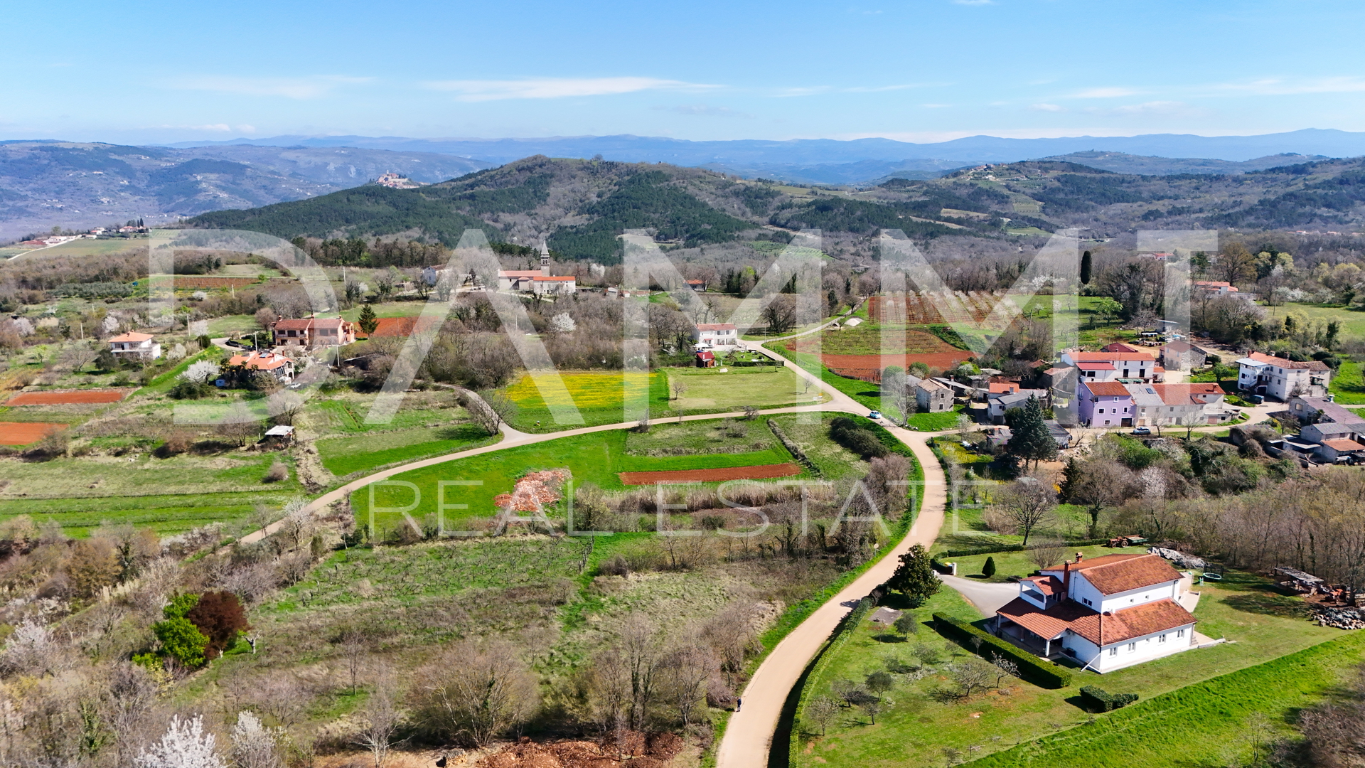 MOTOVUN, SURROUNDINGS - Building land 815 m2 with an open view