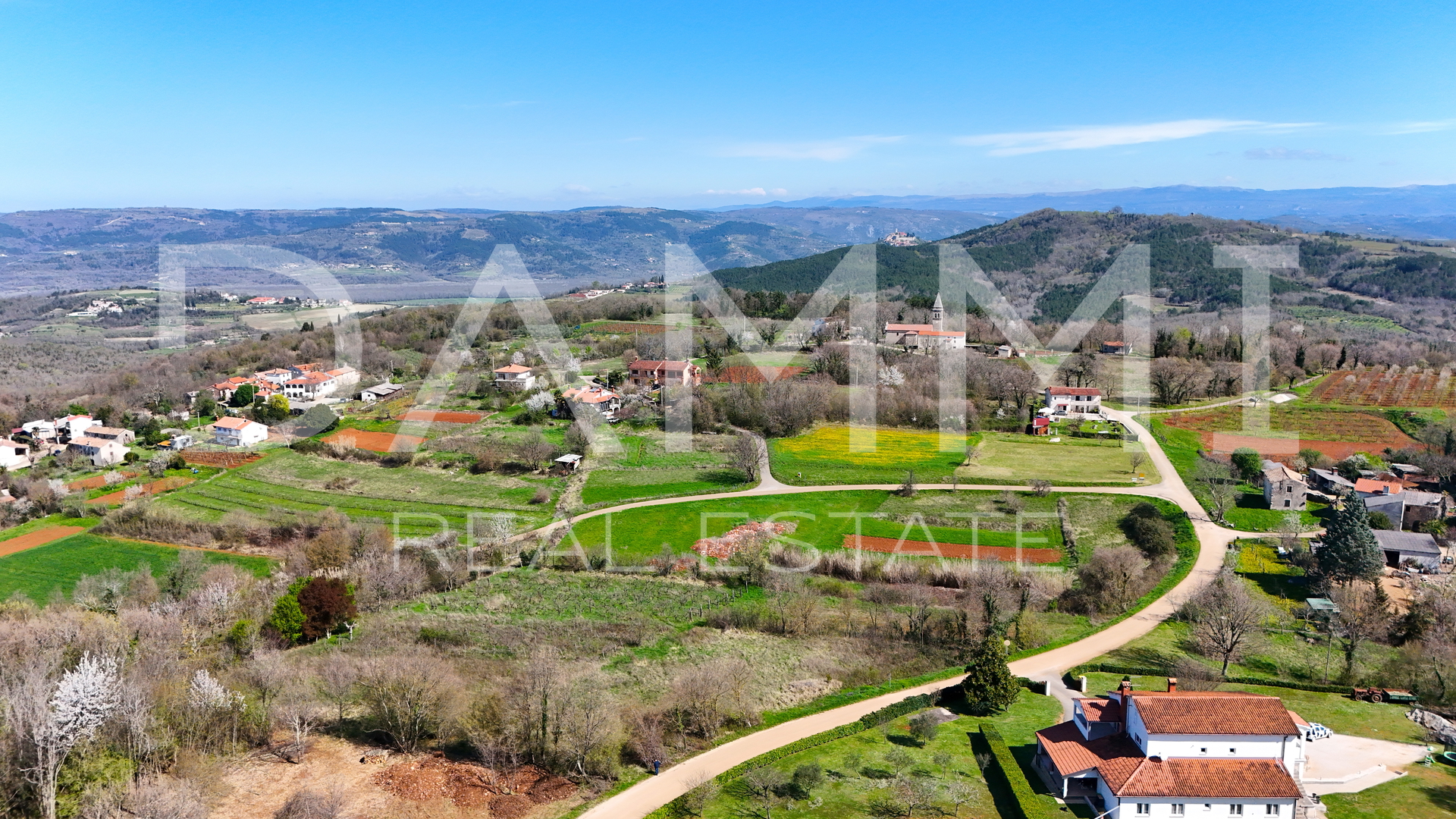 MOTOVUN, SURROUNDINGS - Building land 815 m2 with an open view