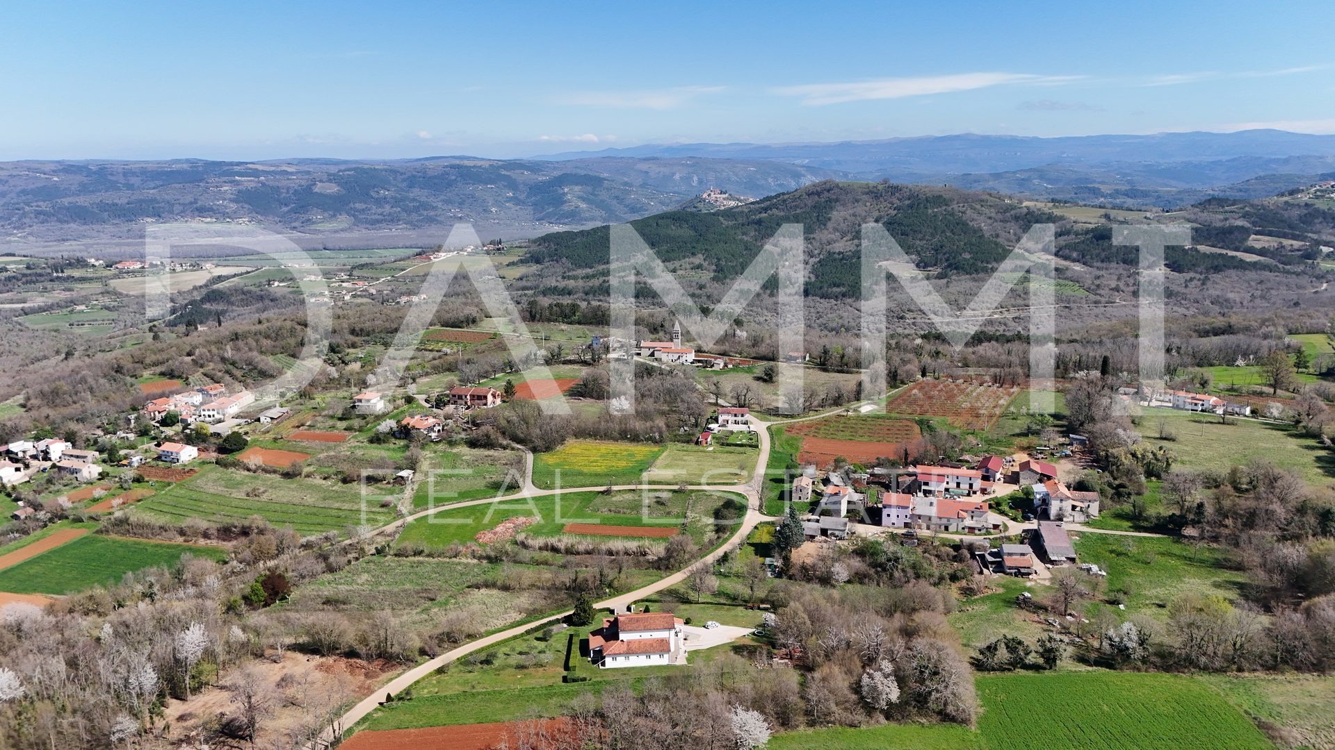 MOTOVUN, DINTORNI - Terreno edificabile di 813 m2 con vista aperta