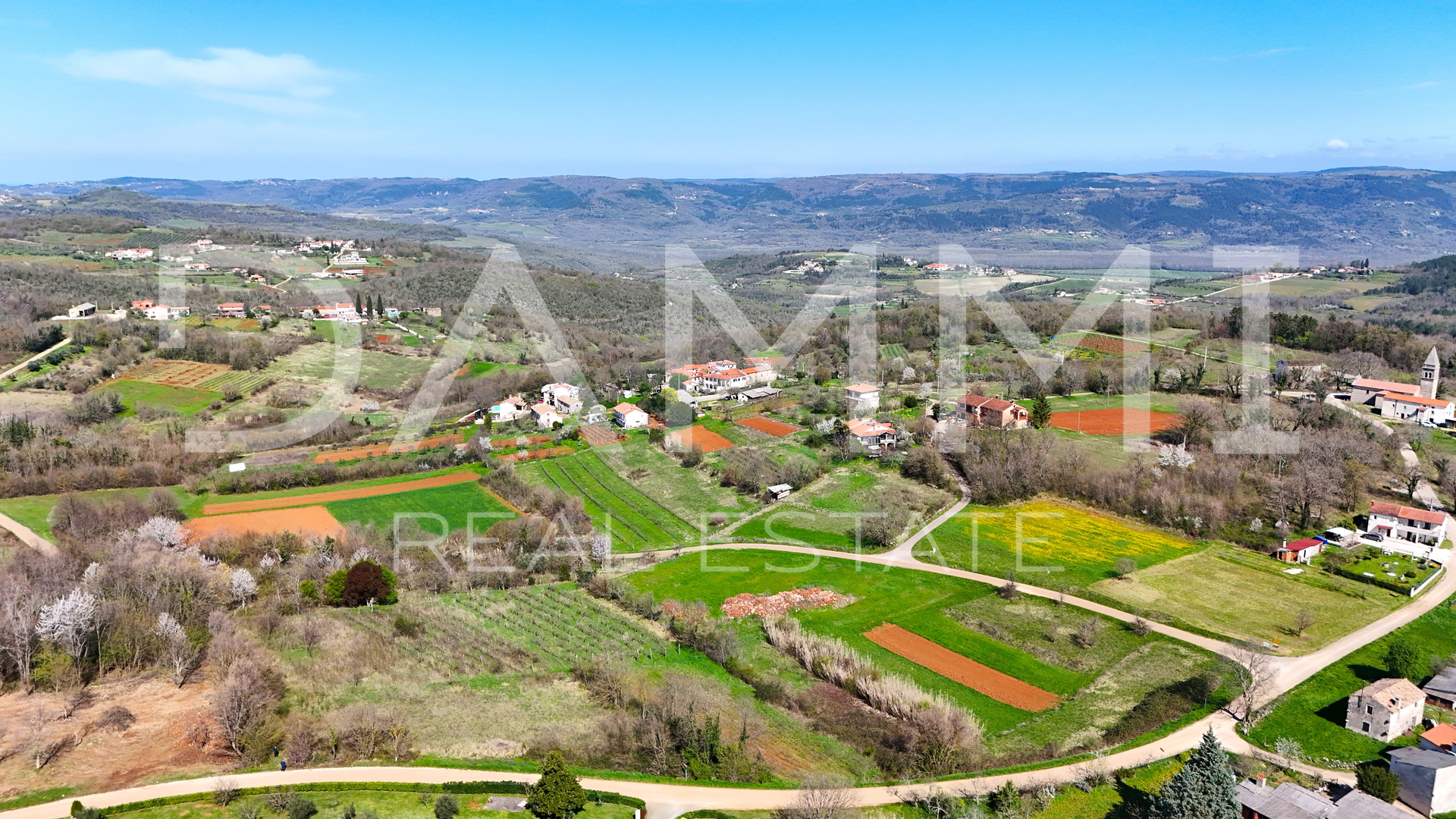 MOTOVUN, SURROUNDINGS - Building land 815 m2 with an open view