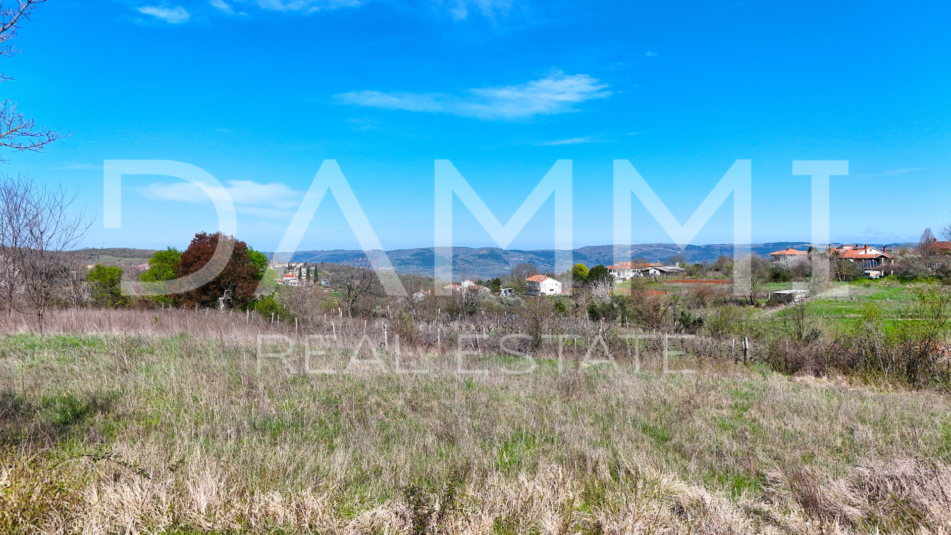 MOTOVUN, SURROUNDINGS - Building land 815 m2 with an open view
