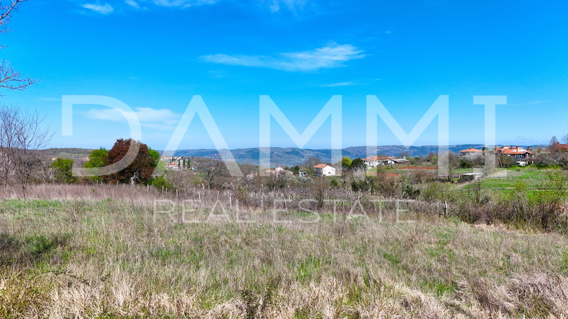 MOTOVUN, DINTORNI - Terreno edificabile di 813 m2 con vista aperta