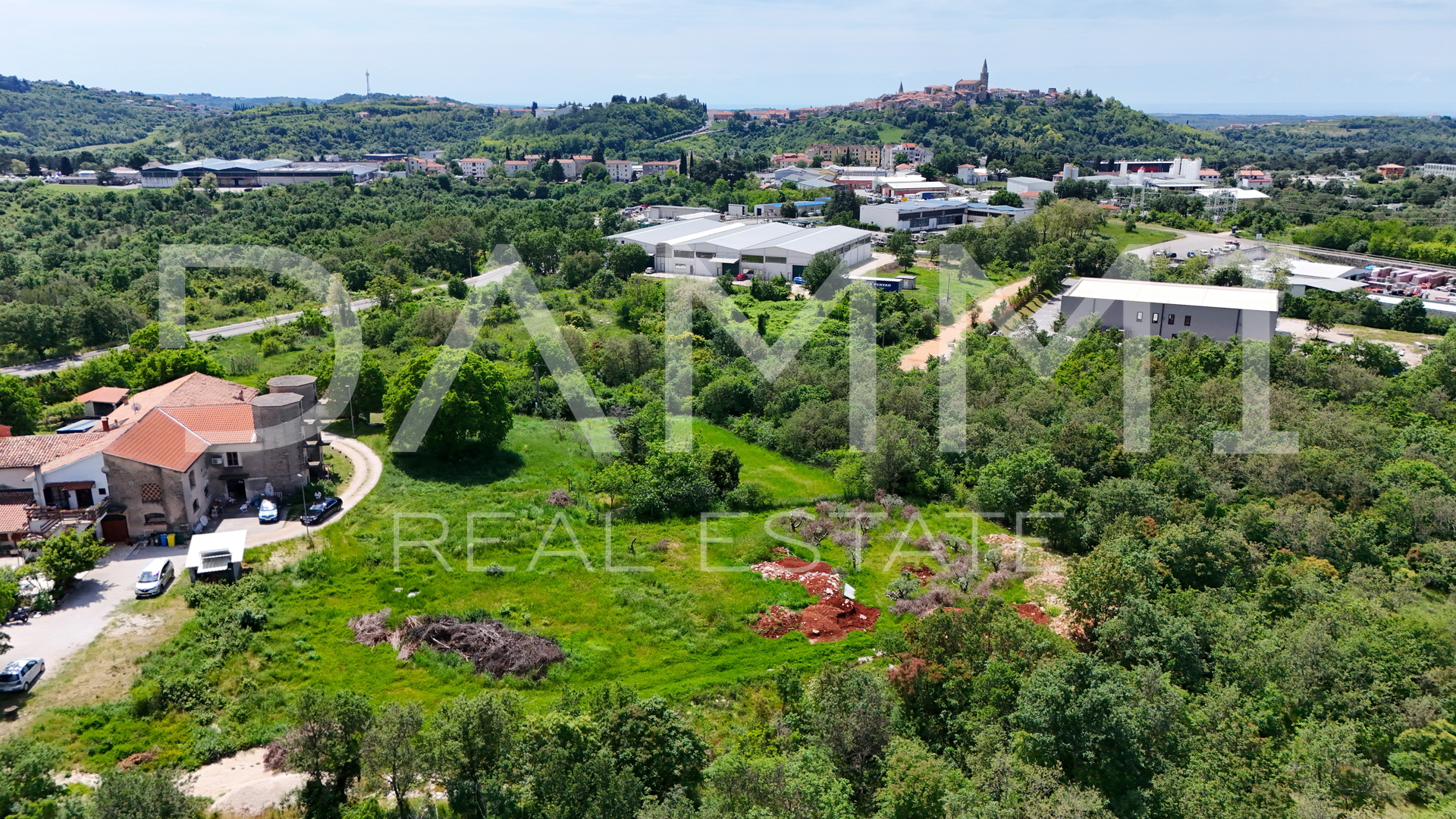 ISTRA, BUJE - Baugrundstück 560 m2 nicht weit vom Zentrum entfernt