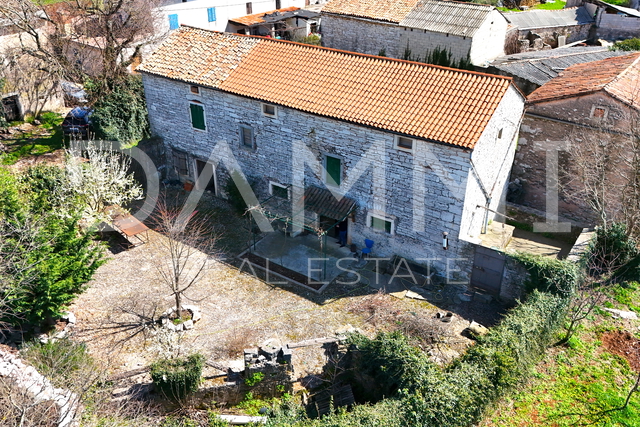 ISTRA, ŽMINJ - Tradicionalna kamena kuća s okućnicom 700 m2