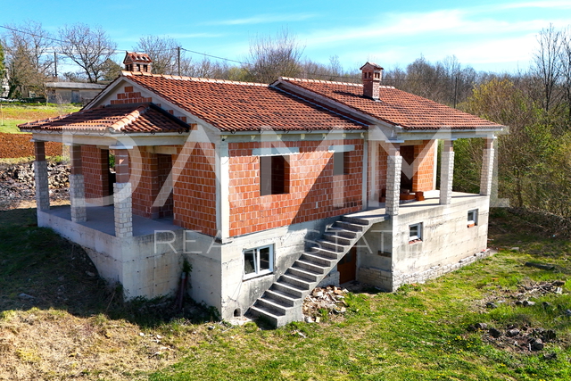 ISTRA, GRAČIŠĆE - Freistehendes Haus mit großem Grundstück im Rohbauzustand