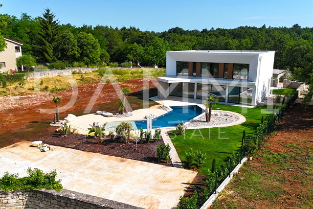 ISTRA, TINJAN - Moderne Villa mit einzigartigem Pool und Padelplatz