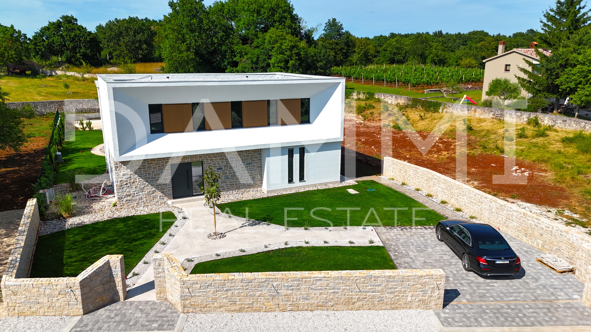 ISTRA, TINJAN - Moderne Villa mit einzigartigem Pool und Padelplatz