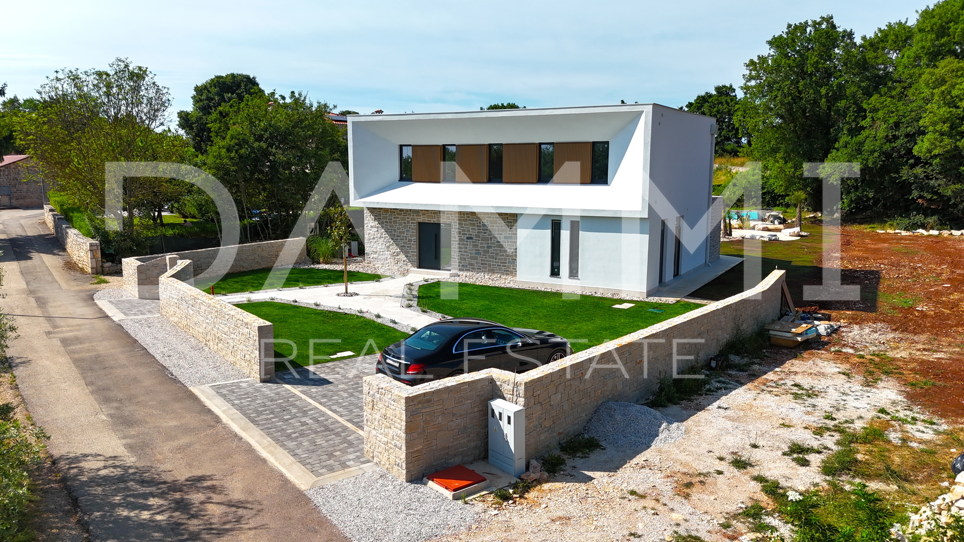 ISTRA, TINJAN - Moderne Villa mit einzigartigem Pool und Padelplatz