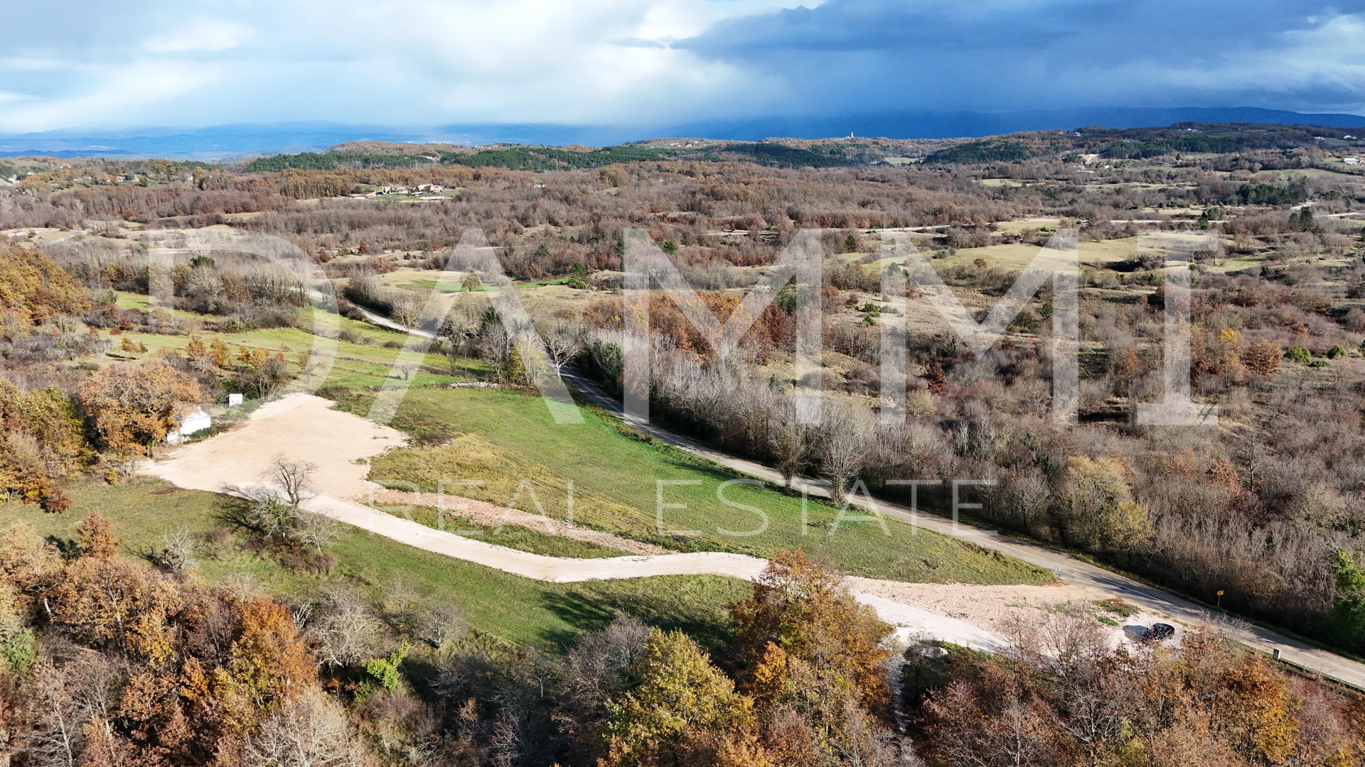 CENTRAL ISTRIA - Larger building land for investors