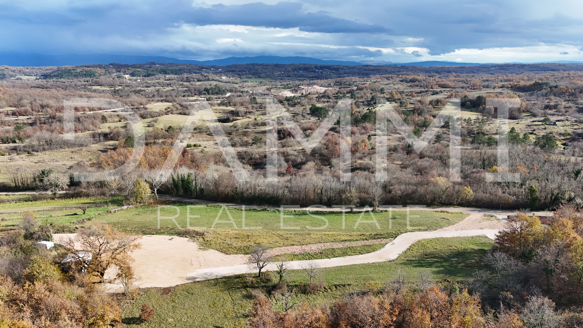 CENTRAL ISTRIA - Larger building land for investors